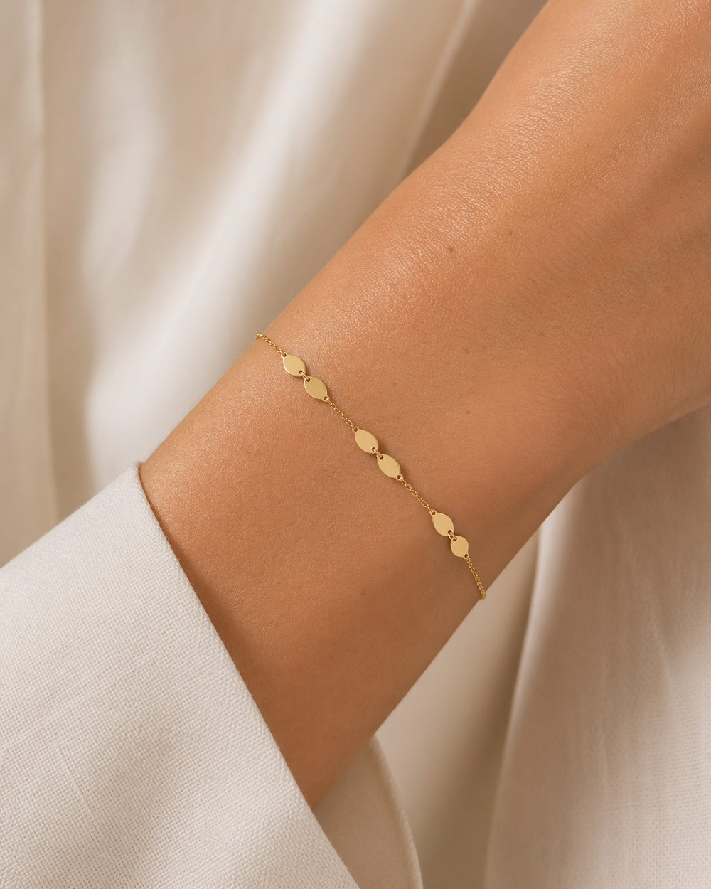 Vastgehouden in gouden armband
