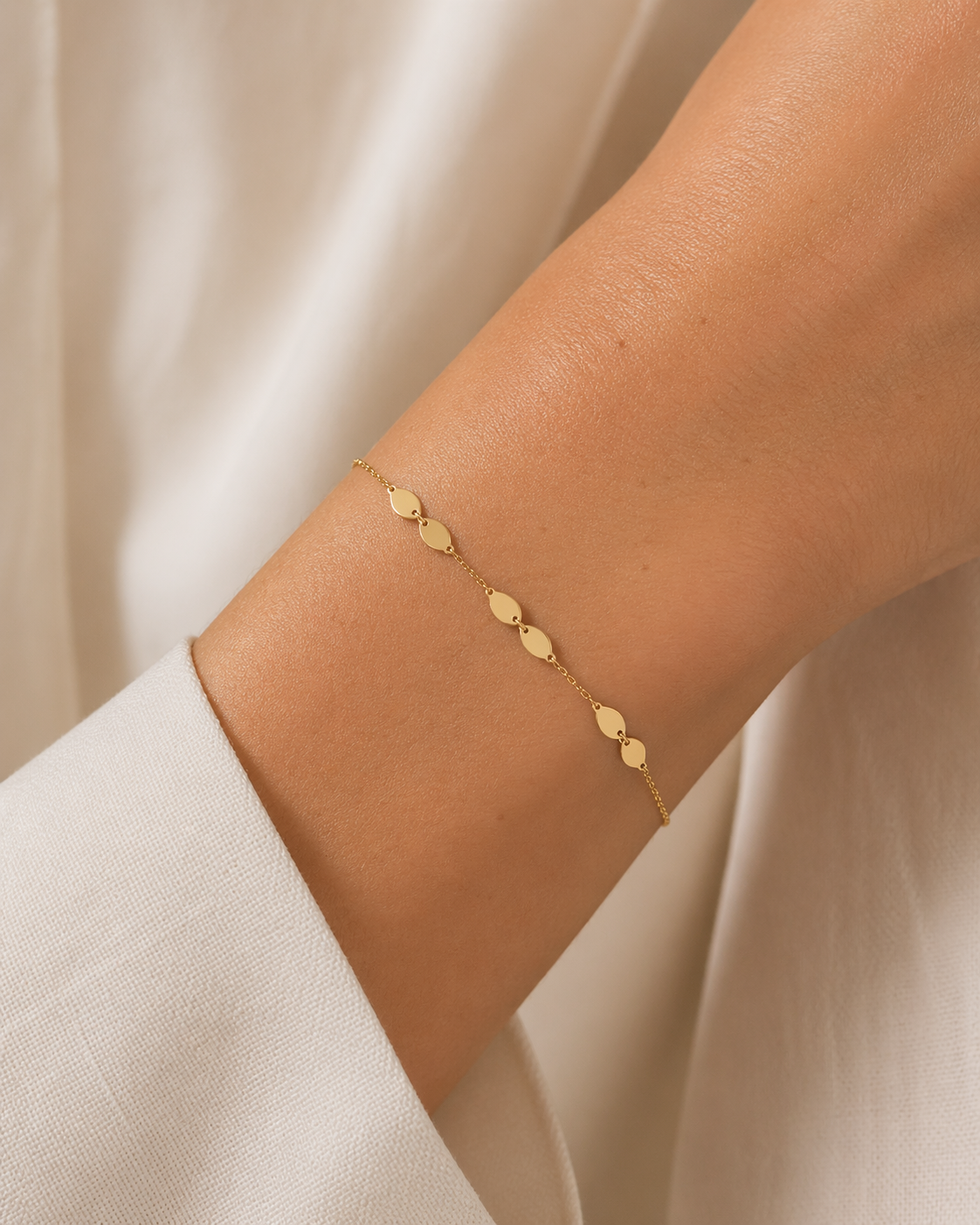 Vastgehouden in gouden armband
