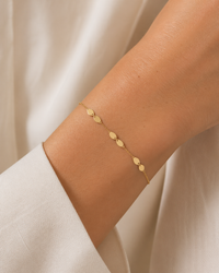 Vastgehouden in gouden armband